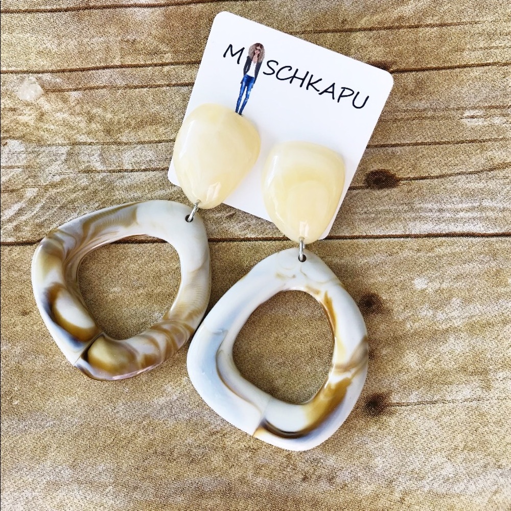 IVORY ACRYLIC EARRINGS (J9)